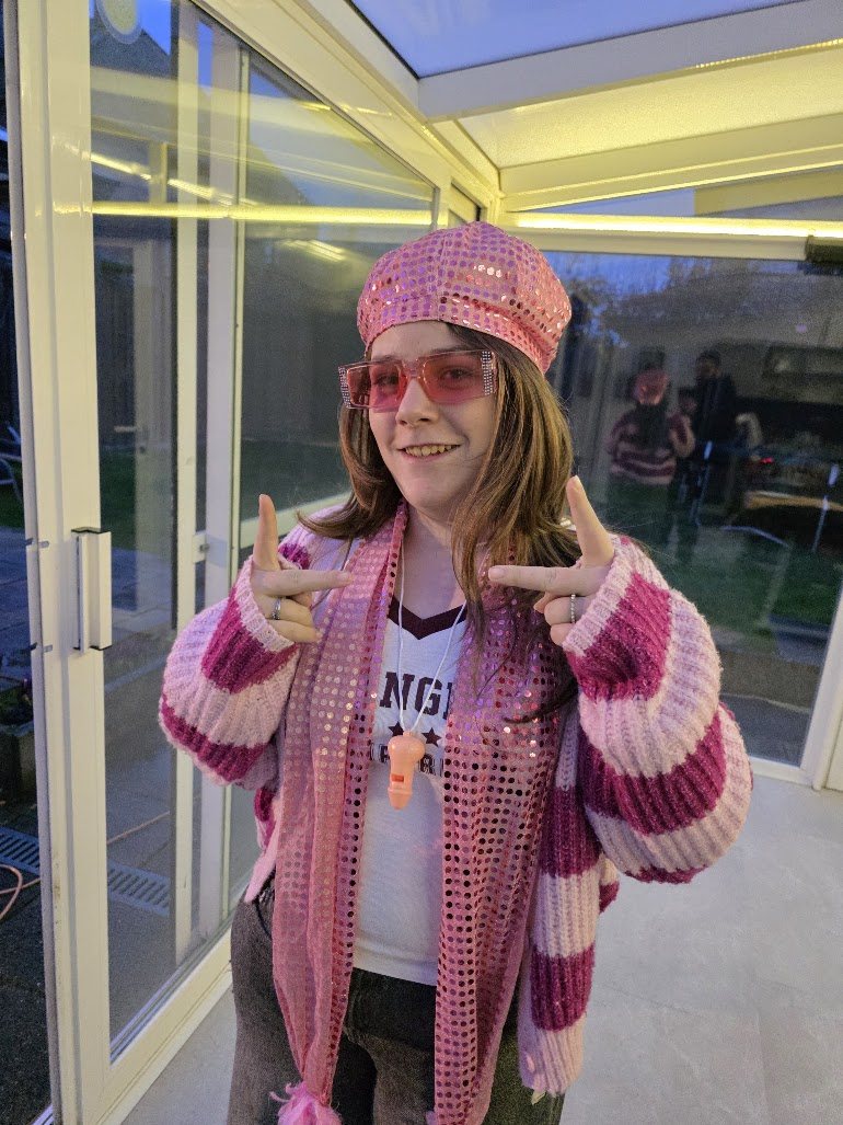 Lana in een vrolijke roze outfit