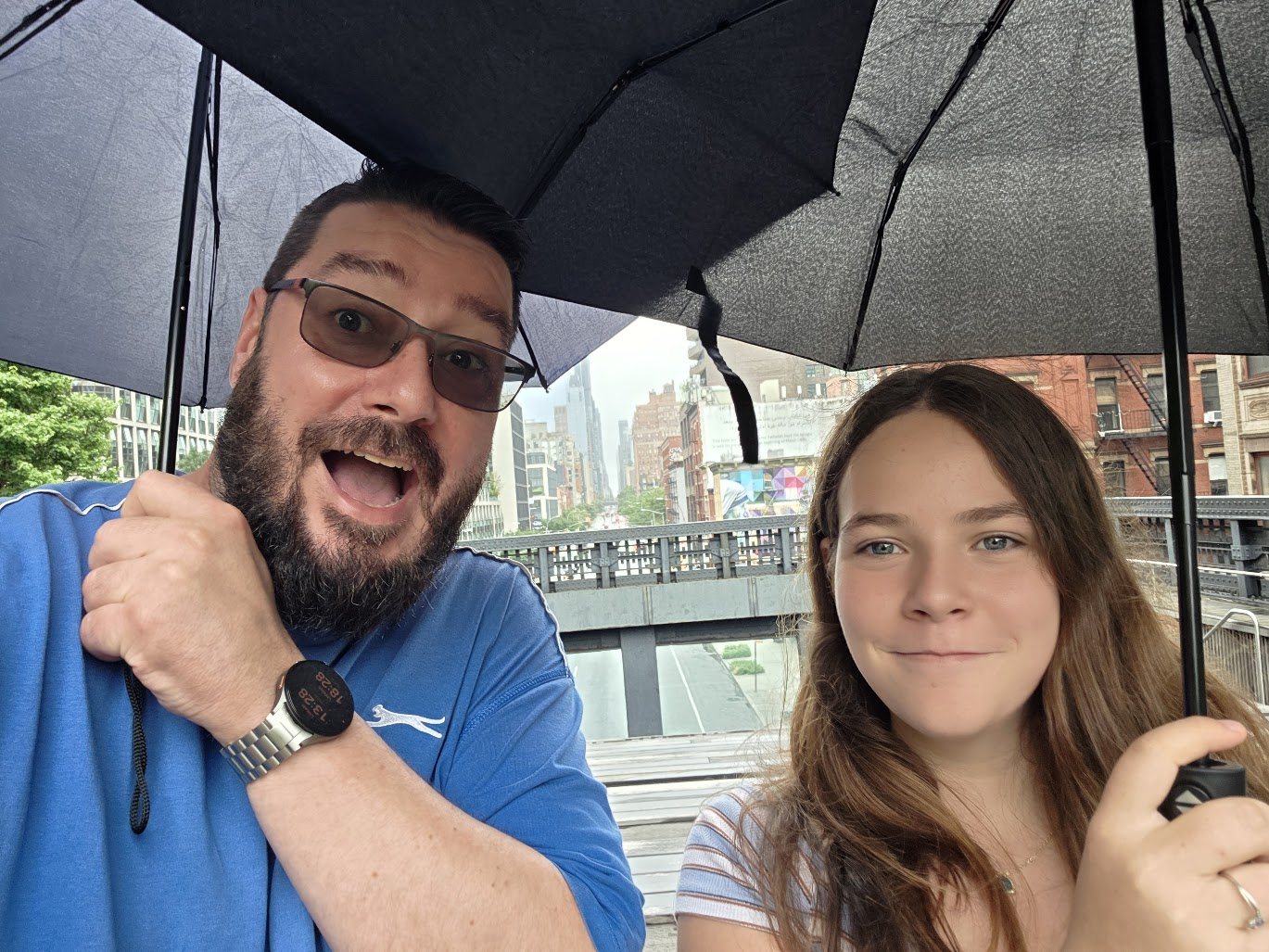 Lana op een regenachtige dag in New York